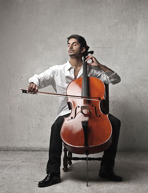 Homme jouant du violoncelle