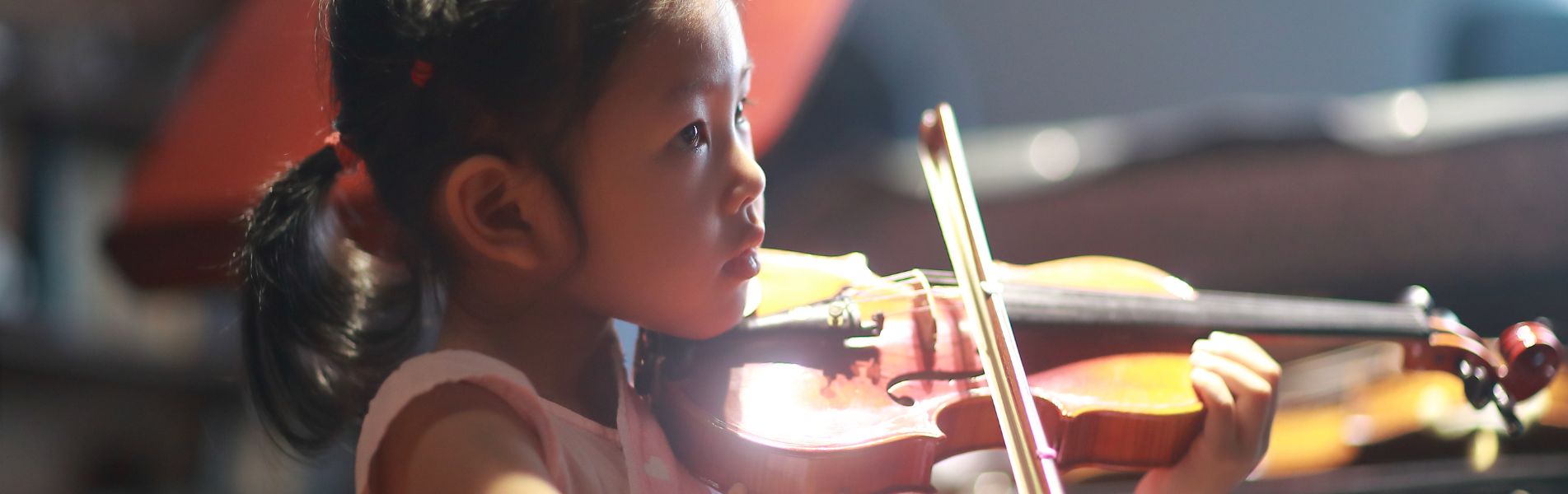 Enfant qui apprend le violon